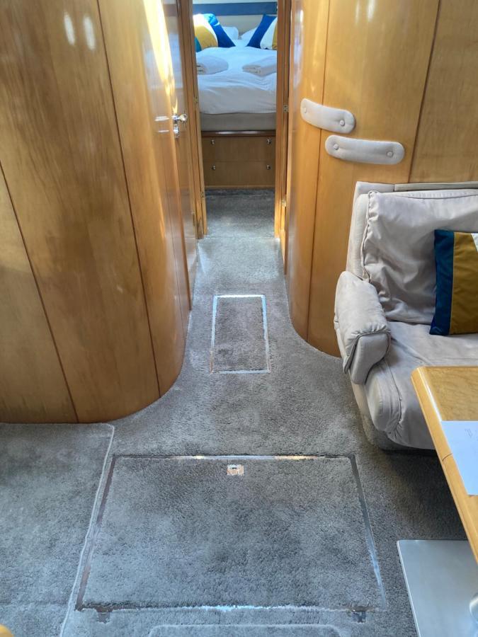 Entire Boat At St Katherine Docks 2 Available Select Using Room Options London Exterior photo