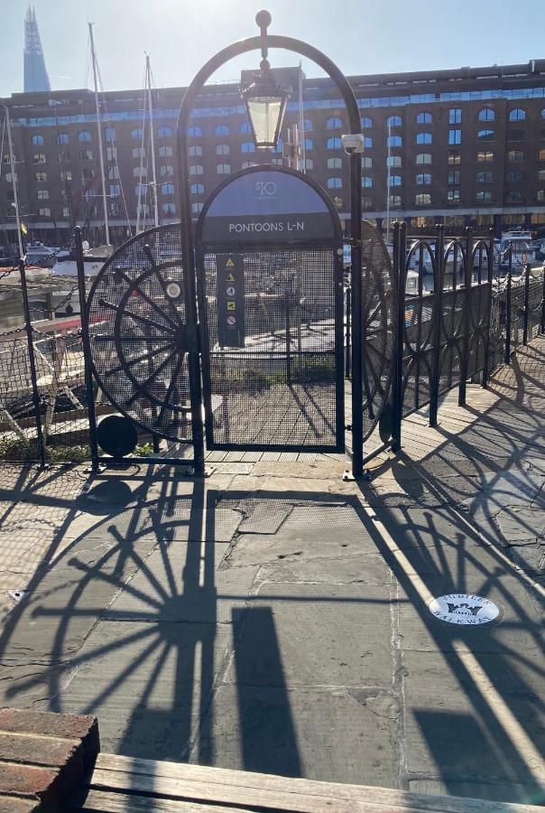 Entire Boat At St Katherine Docks 2 Available Select Using Room Options London Exterior photo